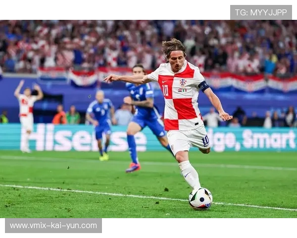 终场哨响，克罗地亚老将莫德里奇跪地掩面：皇马艰难取胜背后的故事